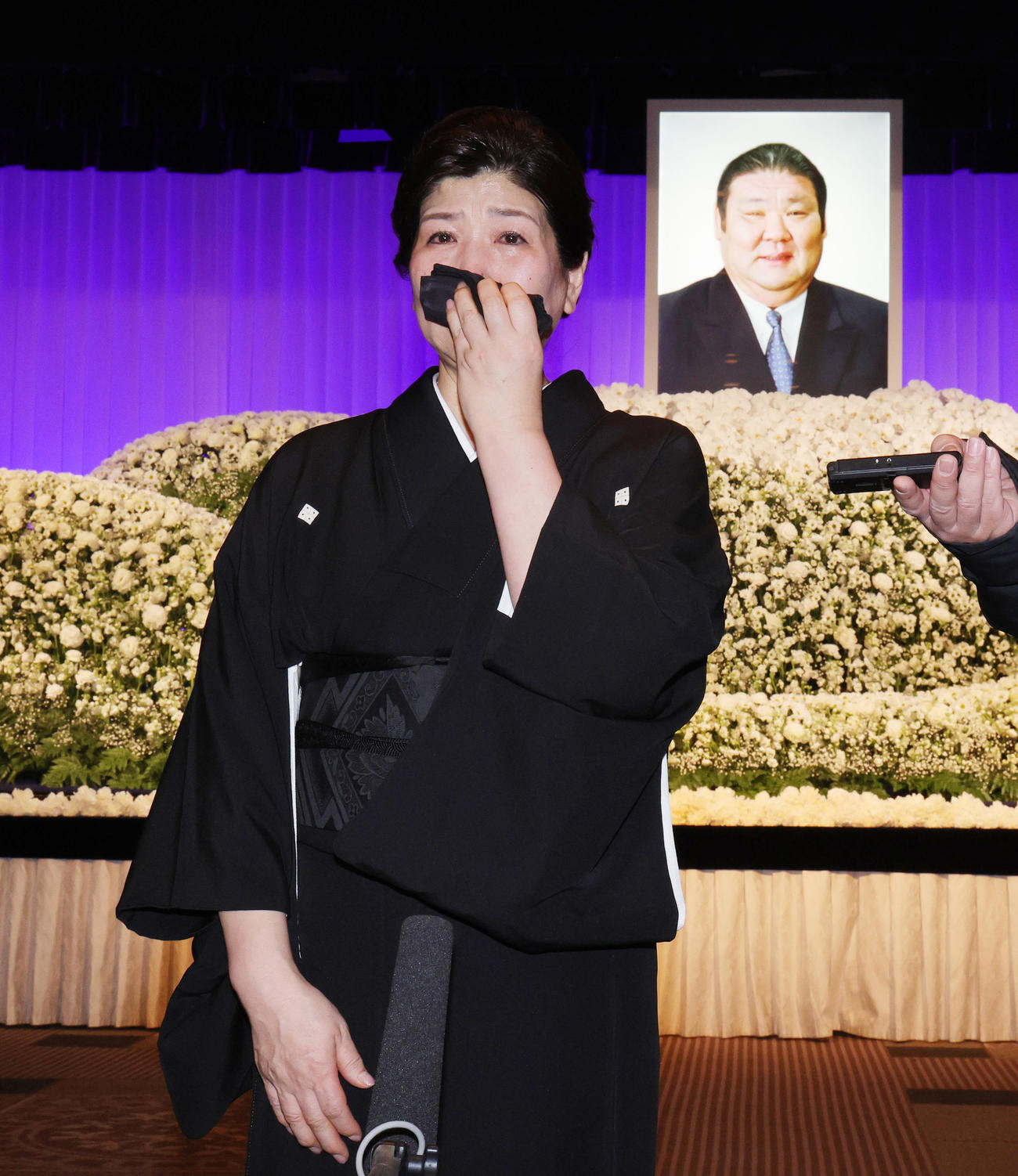 元大関朝潮太郎（先代高砂親方）お別れの会を終え取材対応する恵夫人（撮影・野上伸悟）