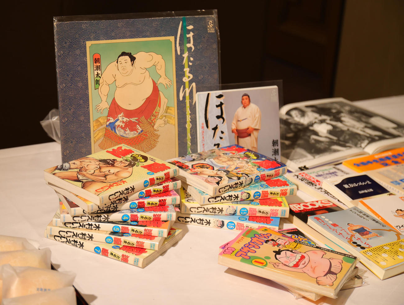 元大関朝潮（先代高砂親方）の長岡末弘さんお別れの会で、会場に展示されたレコードや自身がモデルとなった漫画など（撮影・野上伸悟）