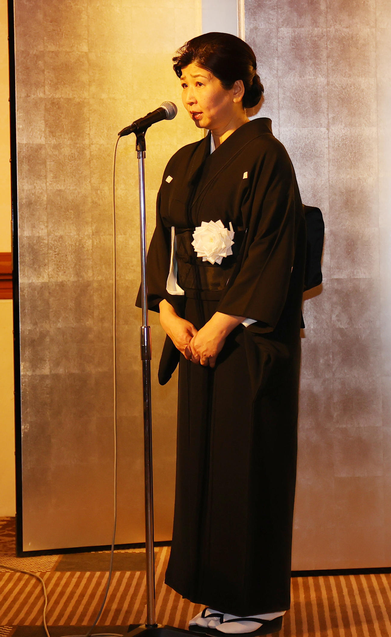 先代高砂親方（元大関朝潮）の長岡末弘さんのお別れの会で、喪主あいさつを行う夫人の恵さん（撮影・野上伸悟）