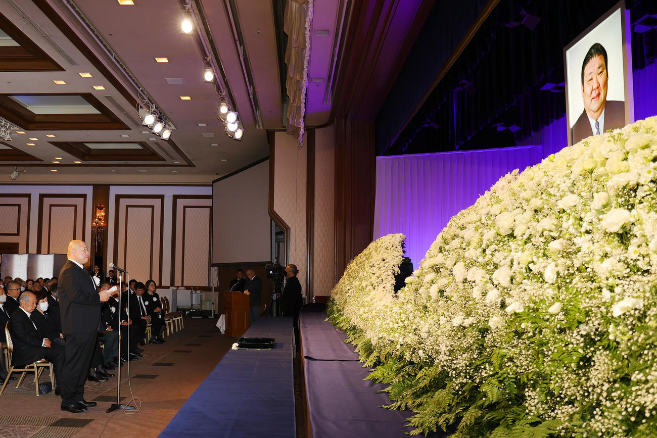 先代高砂親方（元大関朝潮）の長岡末弘さんのお別れの会で、弔辞を読む日本相撲協会の八角理事長（撮影・野上伸悟）