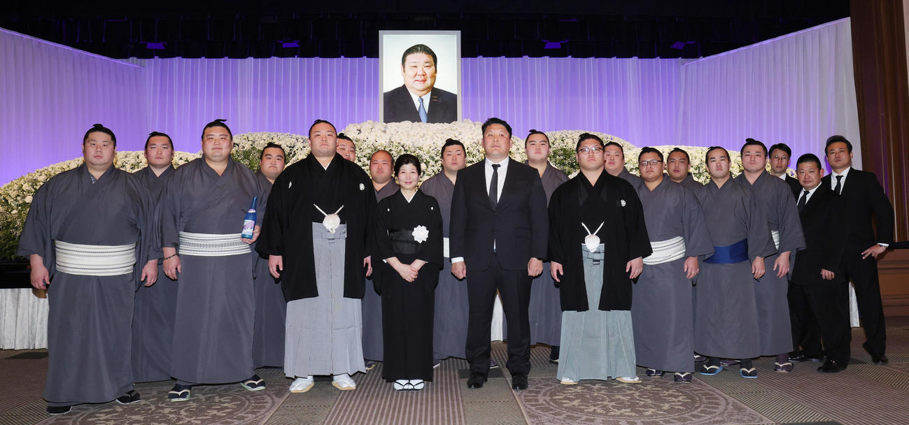 元大関朝潮太郎（先代高砂親方）お別れの会を終え、祭壇の前に集まる高砂部屋の力士たち。前列左3人目から朝乃山、恵夫人、高砂親方、朝紅龍（撮影・野上伸悟）
