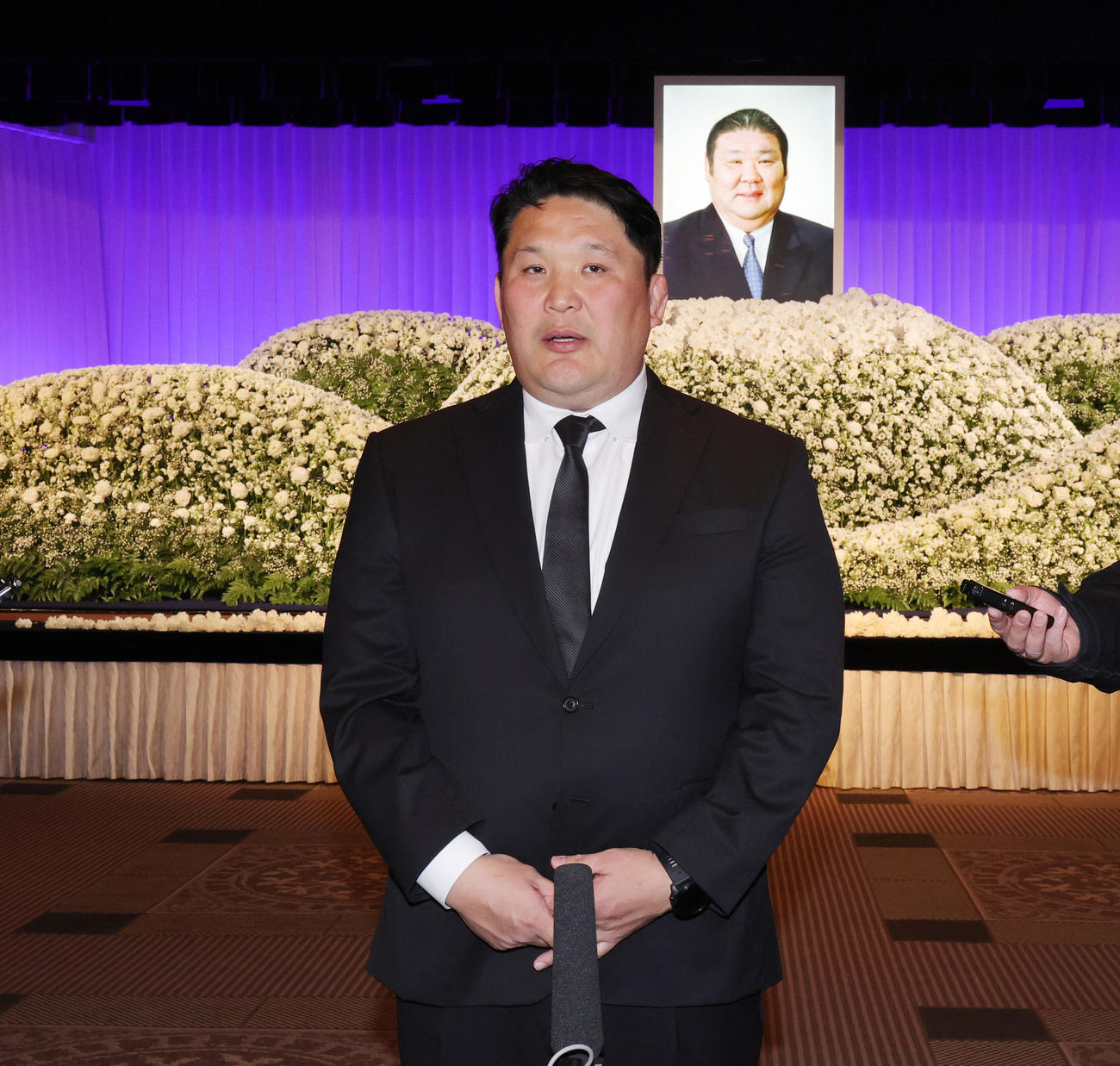 元大関朝潮太郎（先代高砂親方）お別れの会を終え取材対応する高砂親方（撮影・野上伸悟）