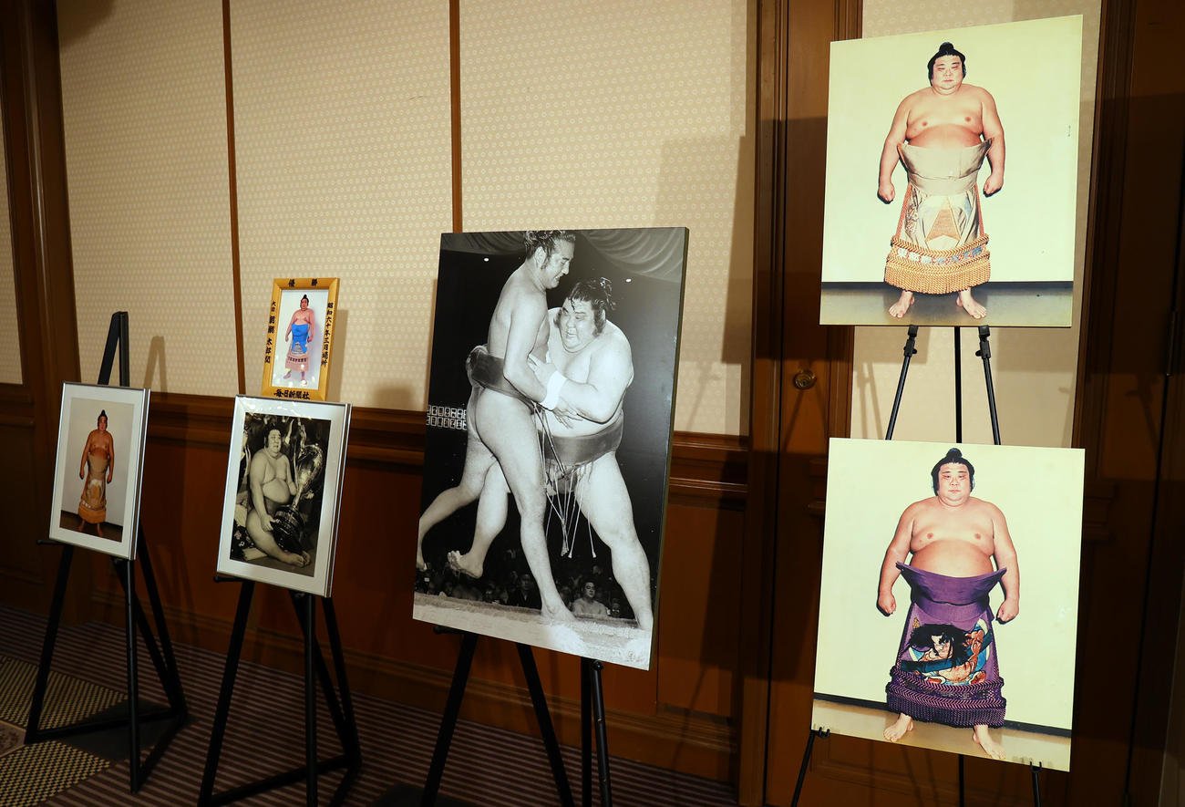 元大関朝潮（先代高砂親方）の長岡末弘さんお別れの会で、会場に展示された写真（撮影・野上伸悟）