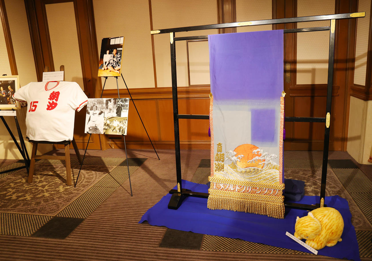 元大関朝潮（先代高砂親方）の長岡末弘さんお別れの会で、会場に展示された化粧まわしや野球のユニホームなど（撮影・野上伸悟）