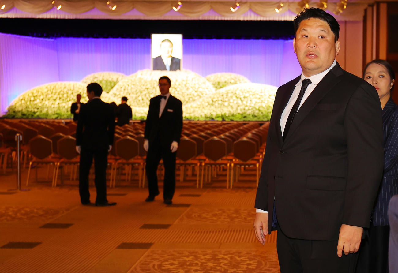 先代高砂親方（元大関朝潮）の長岡末弘さんのお別れの会に参列した高砂親方（元朝赤龍）（撮影・野上伸悟）