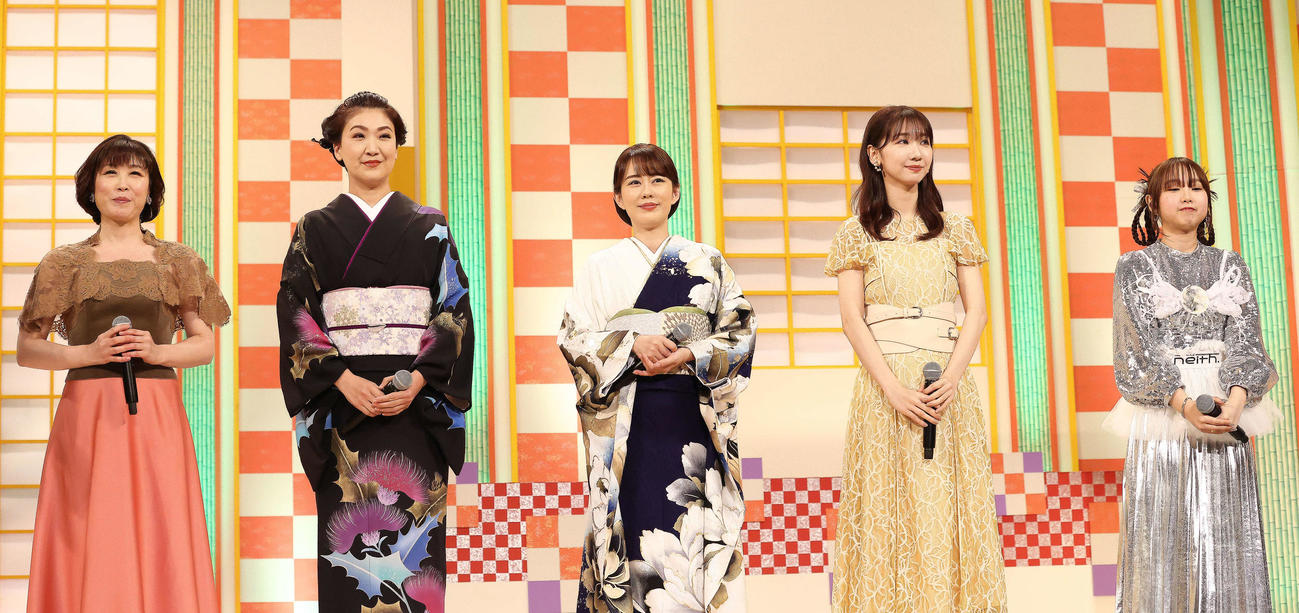ステージで歌を披露した、左から水森かおり、市川由紀乃、丘みどり、AKB48柏木由紀、荒井麻珠（撮影・河田真司）