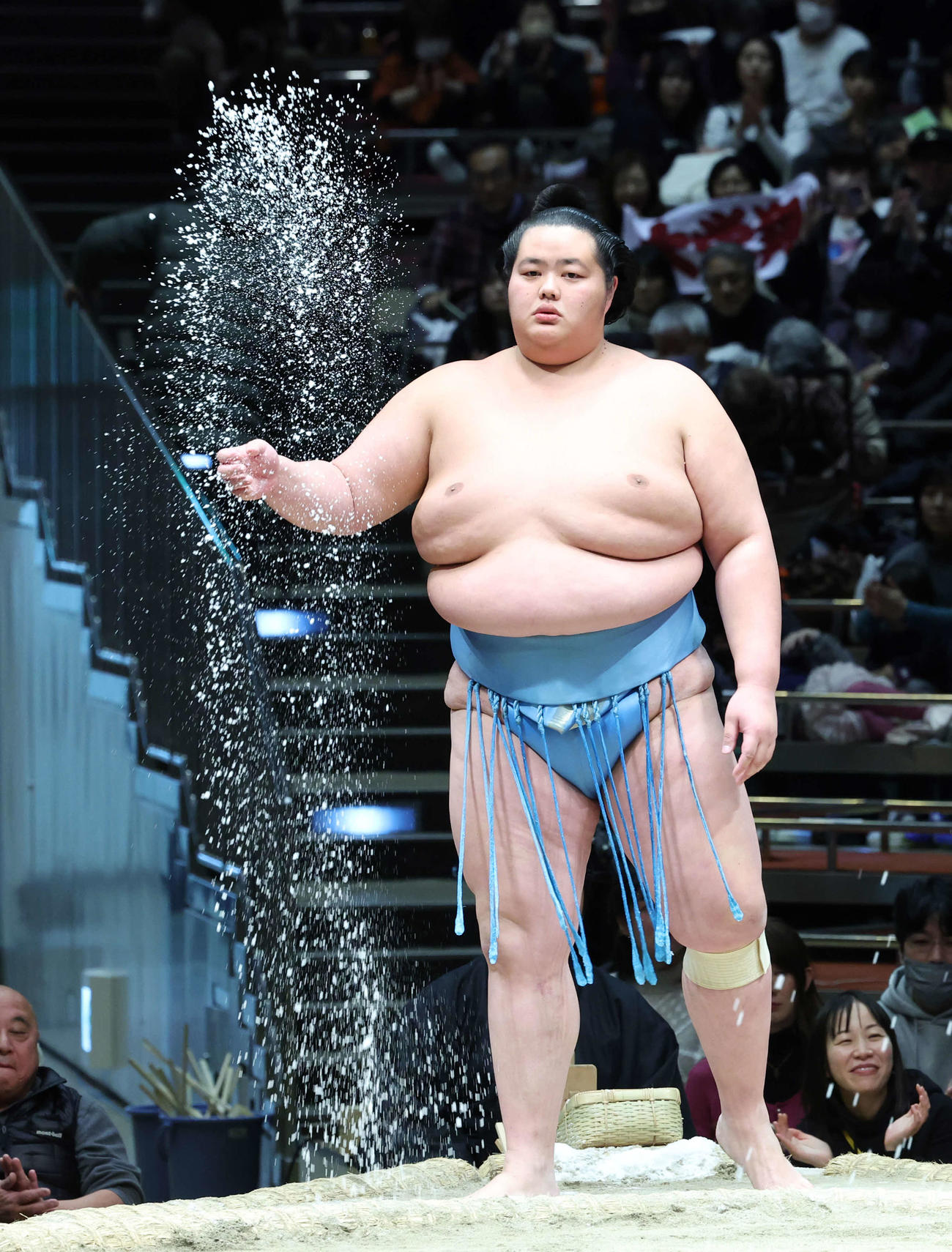 塩をまく琴ノ若（撮影・河田真司）