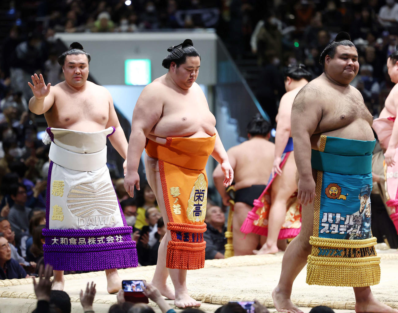 土俵入りで観客の声援に応える、左から霧島、琴ノ若、高安（撮影・河田真司）