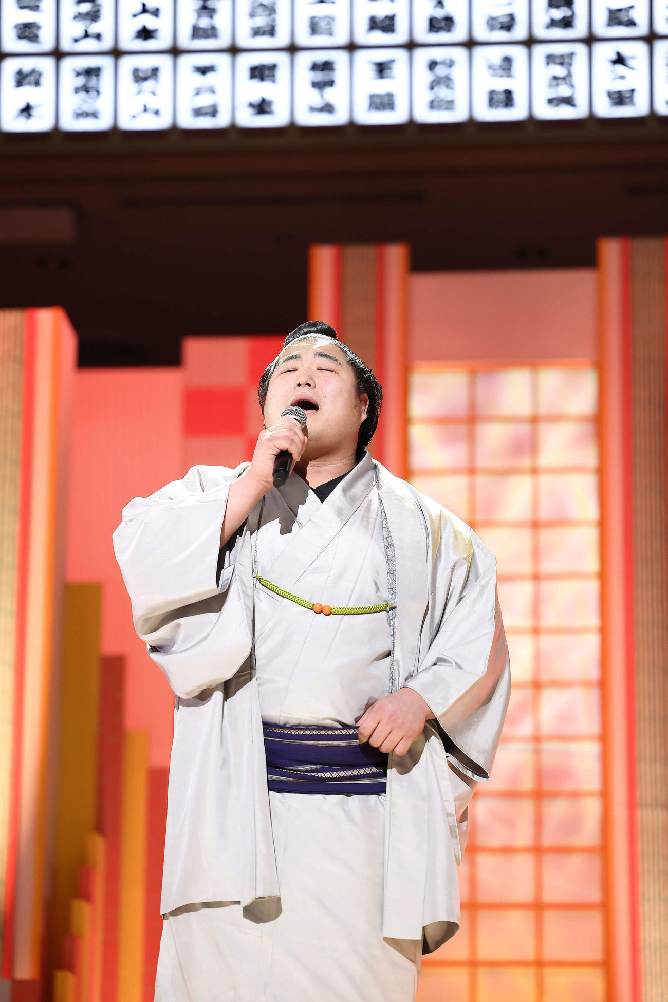 ステージで歌を披露する若元春（撮影・河田真司）