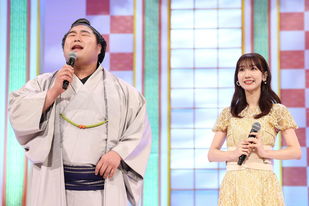 ステージで歌を披露する若元春（左）とAKB48柏木由紀（撮影・河田真司）