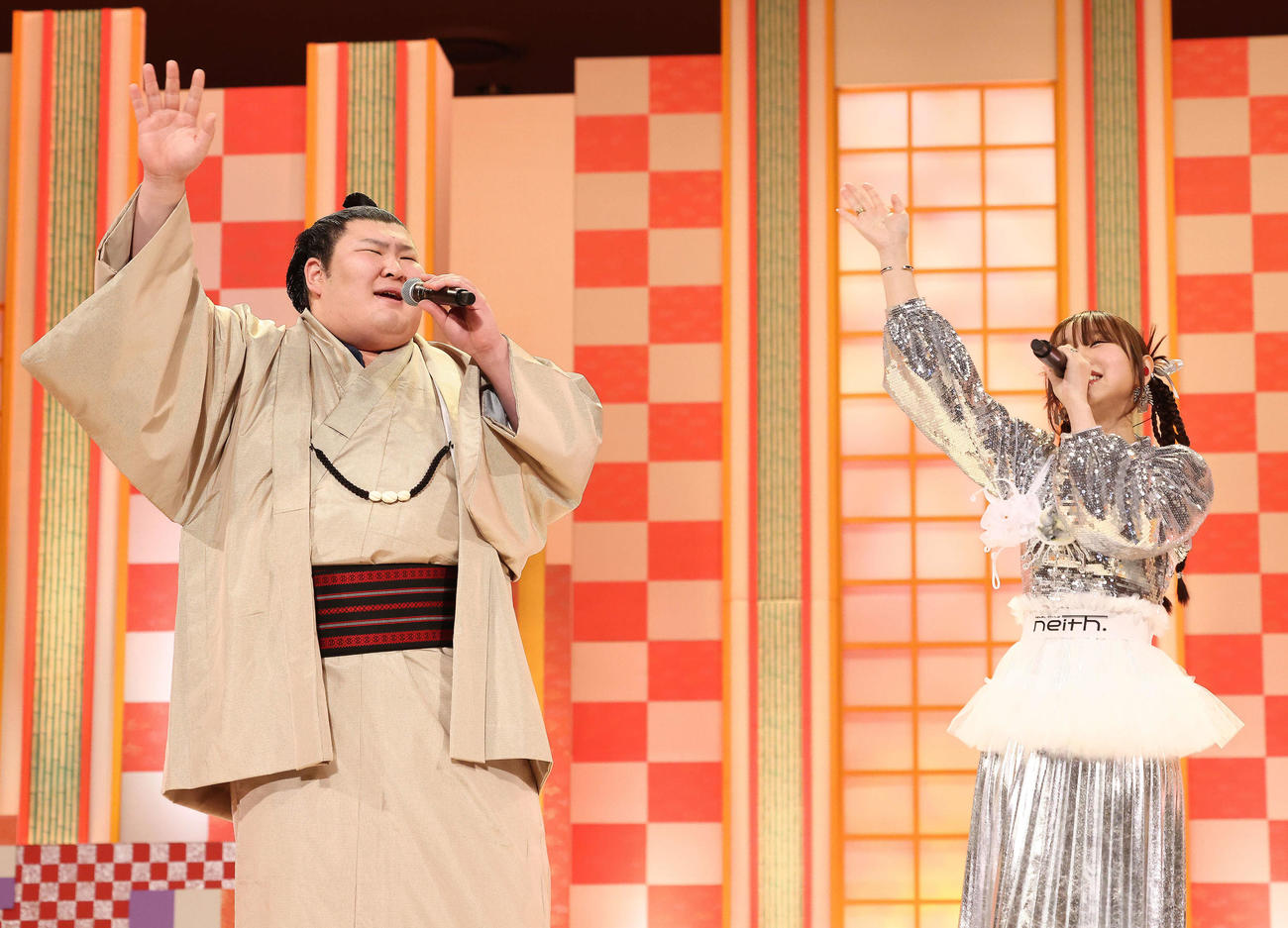 ステージで歌を披露する熱海富士（左）と荒井麻珠（撮影・河田真司）