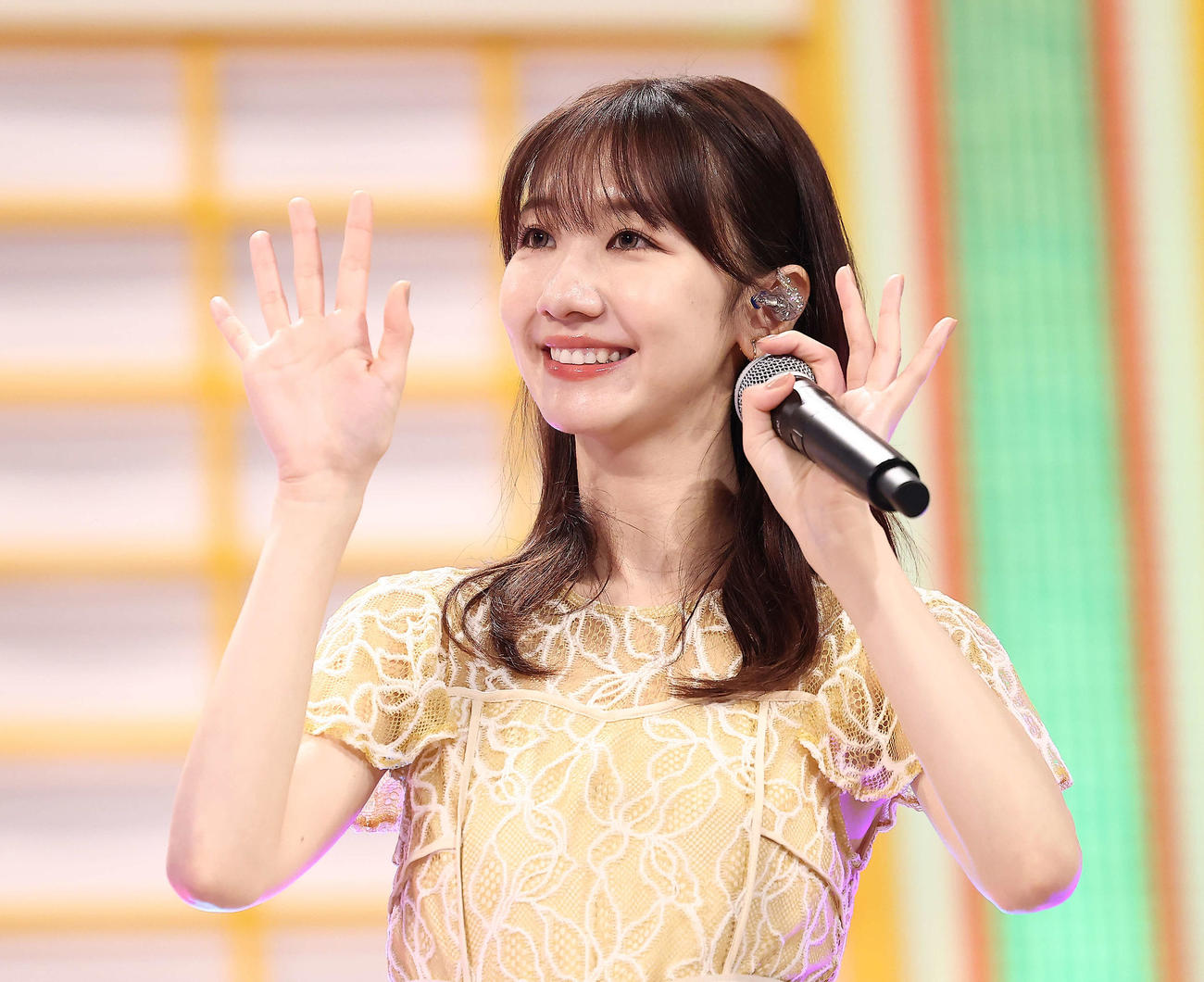 観客席に手を振り応えるAKB48柏木由紀（撮影・河田真司）