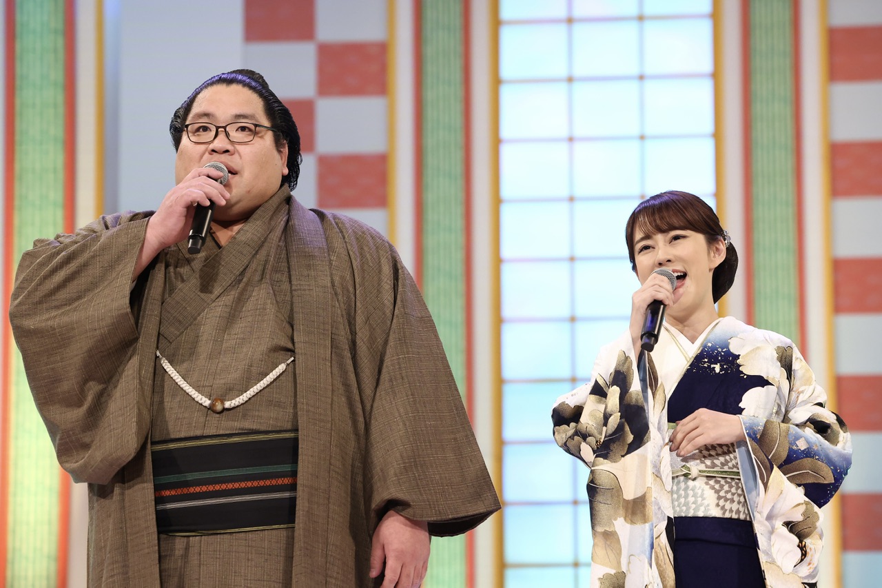 ステージで歌を披露する錦木（左）と丘みどり（撮影・河田真司）