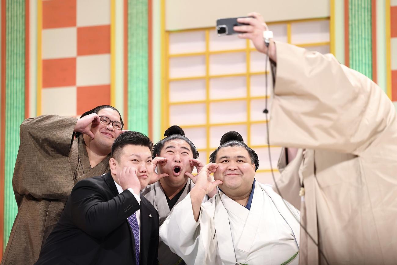熱海富士（手前右）と記念撮影する、左から錦木、春日山親方、若元春、高安（撮影・河田真司）