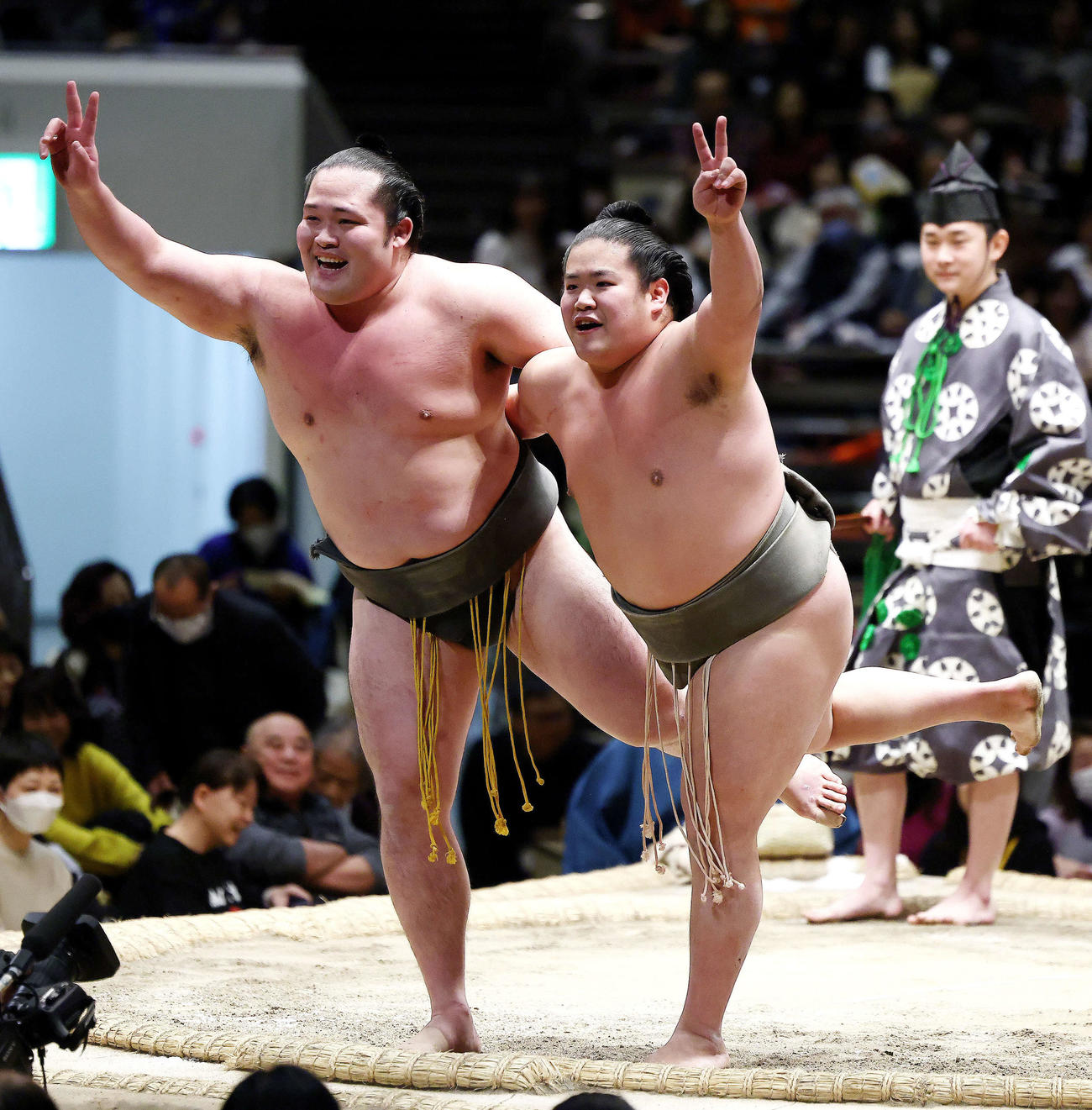 初っ切りを披露する和歌桜（左）と栃満（撮影・河田真司）