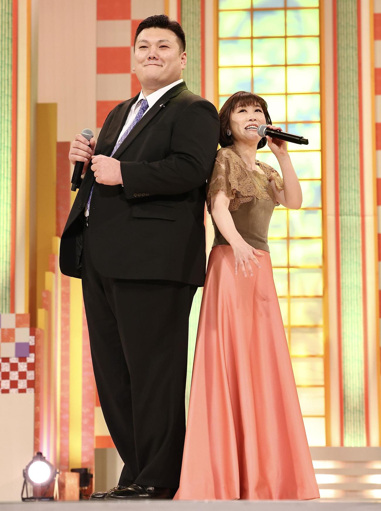 ステージで歌を披露する春日山親方（左）と水森かおり（撮影・河田真司）
