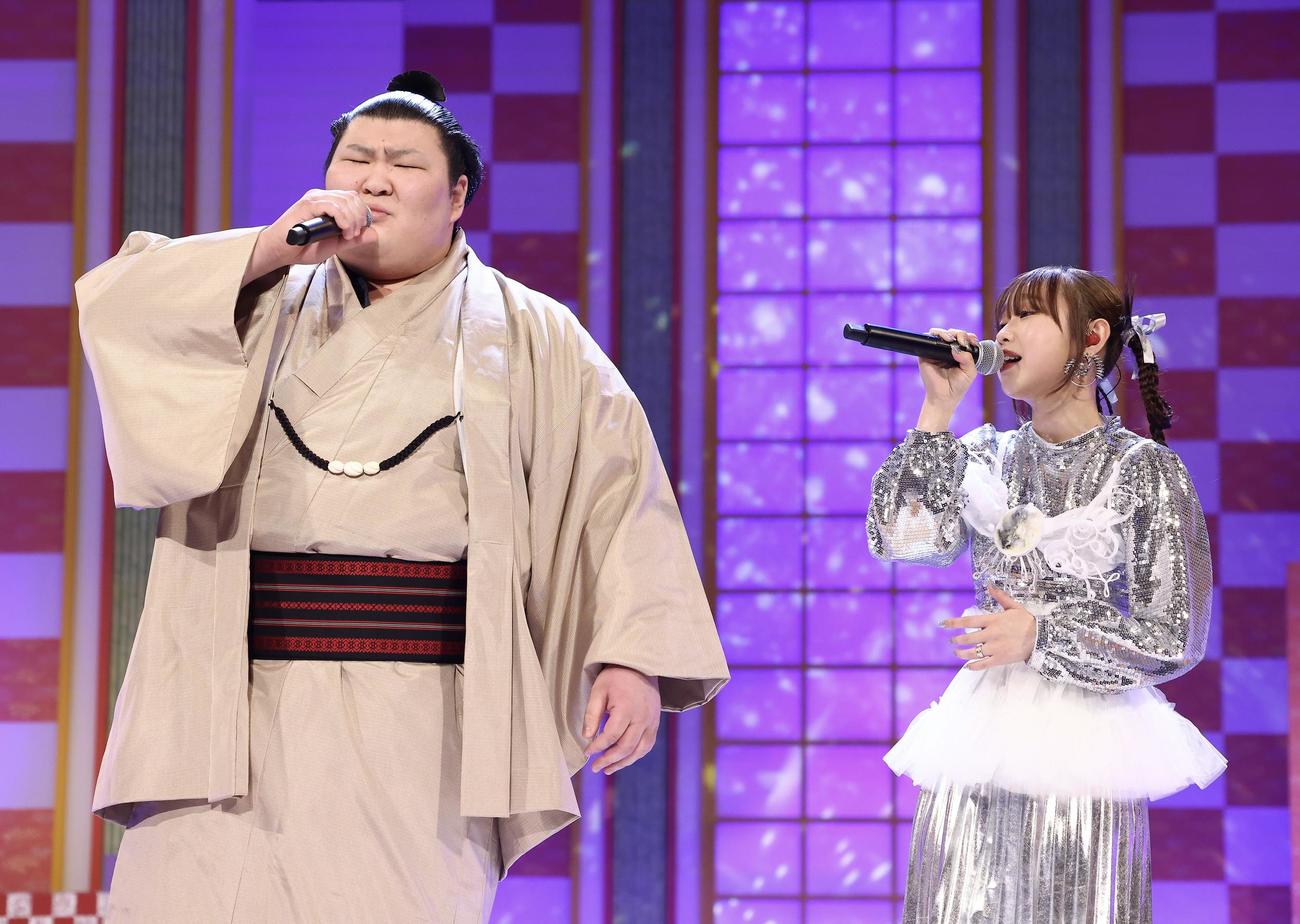 ステージで歌を披露する熱海富士（左）と荒井麻珠（撮影・河田真司）