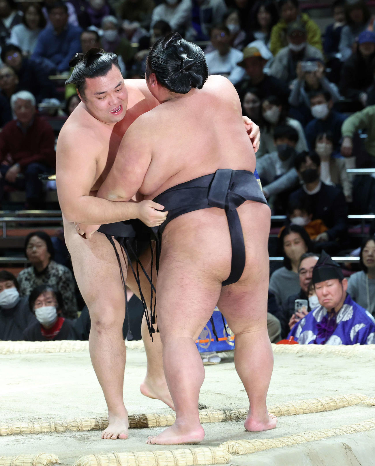 貴景勝（手前）を寄り切りで破る霧島（撮影・河田真司）