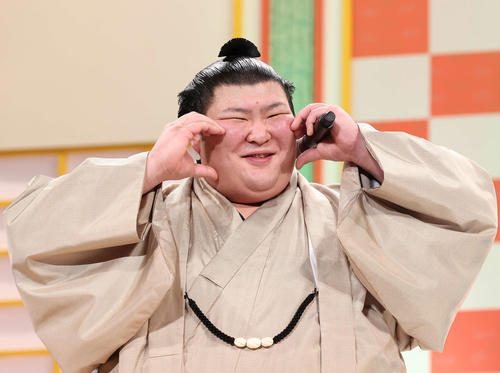 荒井麻珠に教えてもらったポーズを披露する熱海富士（撮影・河田真司）