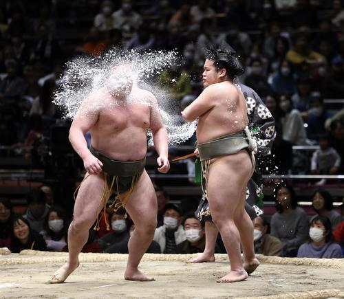 初っ切りで和歌桜（左）に塩をかける栃満（撮影・河田真司）