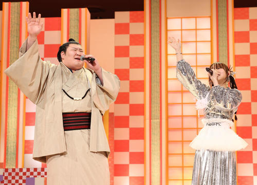 ステージで歌を披露する熱海富士（左）と荒井麻珠（撮影・河田真司）