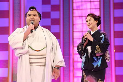 ステージで歌を披露する高安（左）と市川由紀乃（撮影・河田真司）