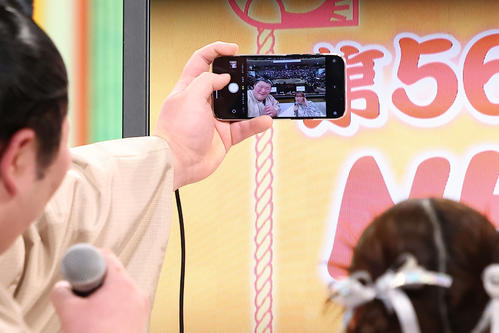 自撮りで記念撮影する熱海富士（左）と荒井麻珠（撮影・河田真司）