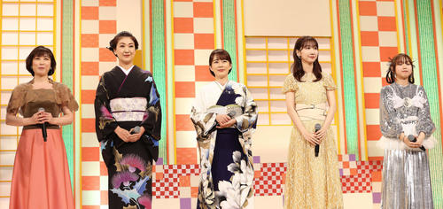 ステージで歌を披露した、左から水森かおり、市川由紀乃、丘みどり、AKB48柏木由紀、荒井麻珠（撮影・河田真司）