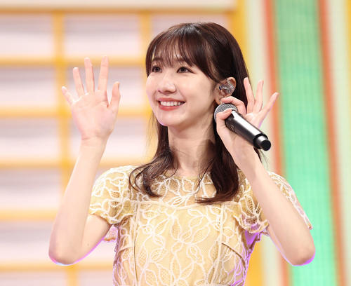観客席に手を振り応えるAKB48柏木由紀（撮影・河田真司）