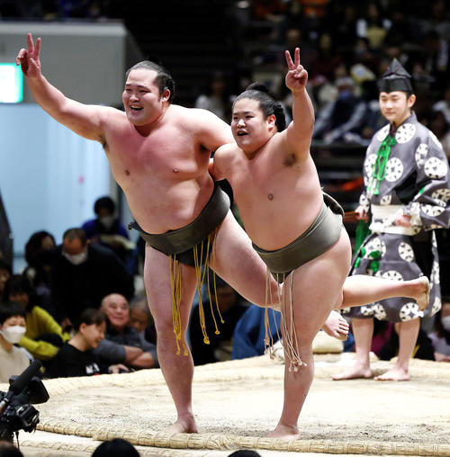初っ切りを披露する和歌桜（左）と栃満（撮影・河田真司）