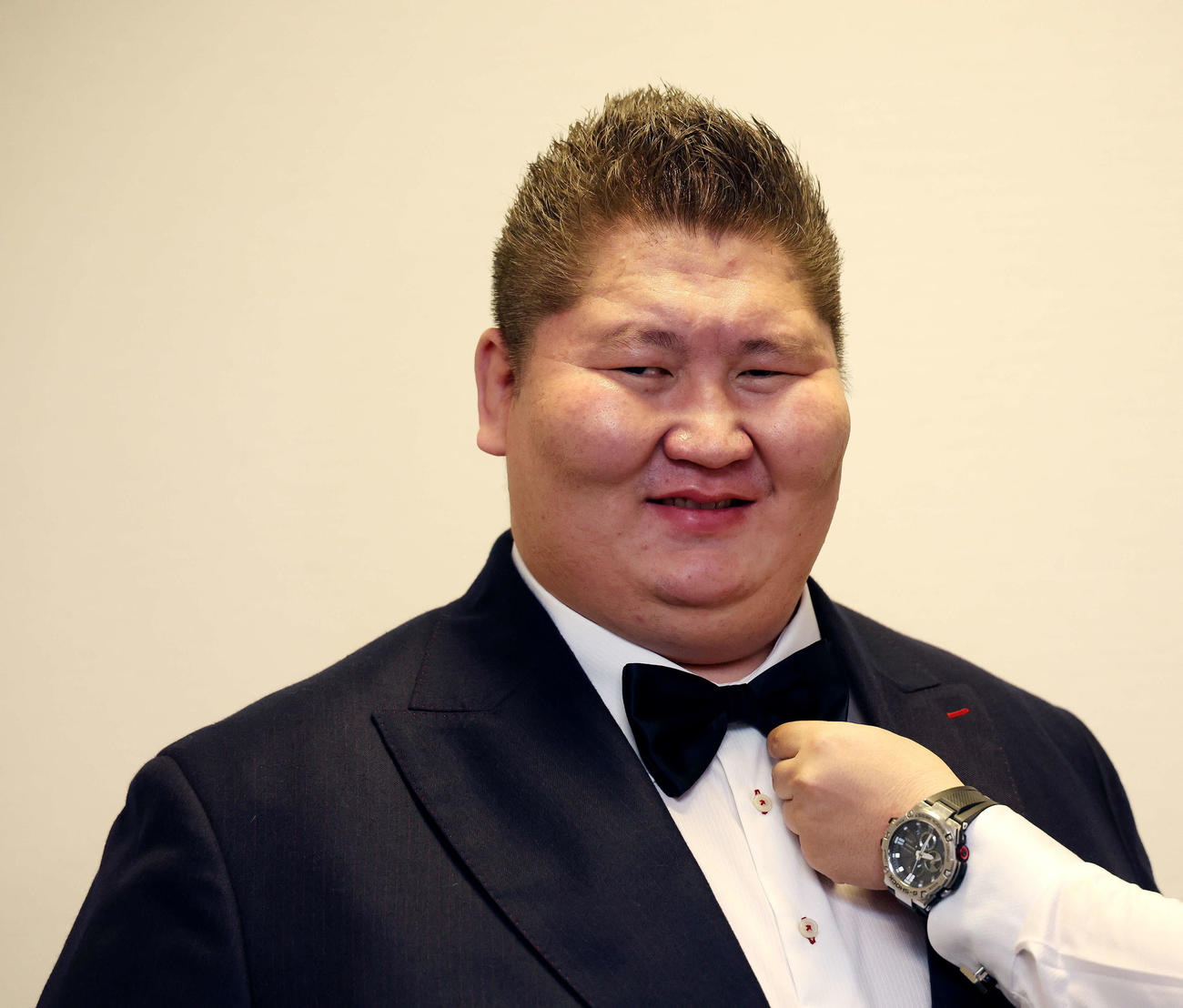 整髪を終え、ちょうネクタイを締める逸ノ城（撮影・河田真司）