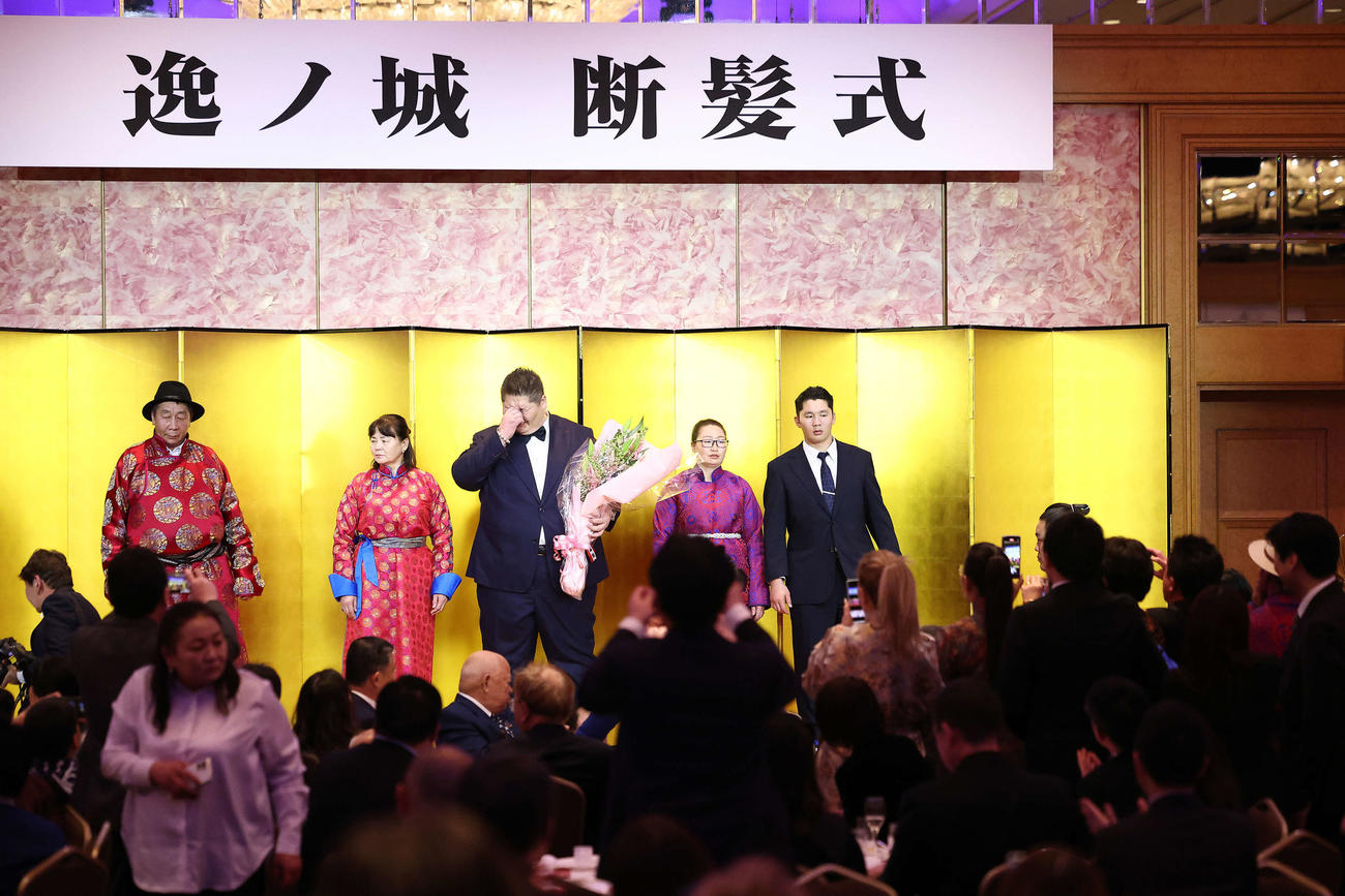 家族でステージに上がる逸ノ城（右から3人目）（撮影・河田真司）
