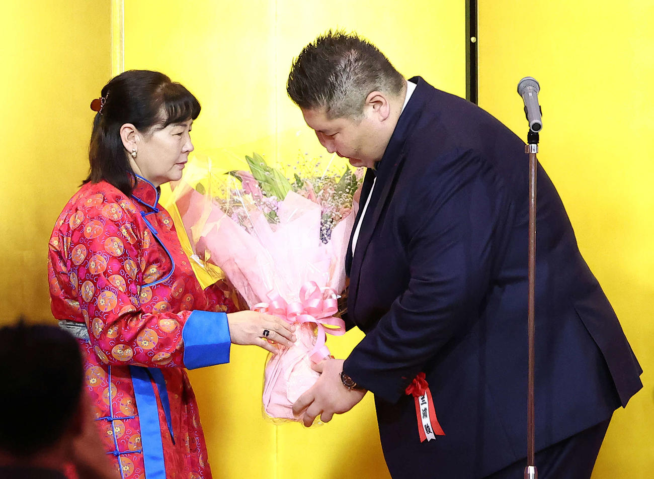 母のボロル・トーヤさん（左）から花束を受け取る逸ノ城（撮影・河田真司）
