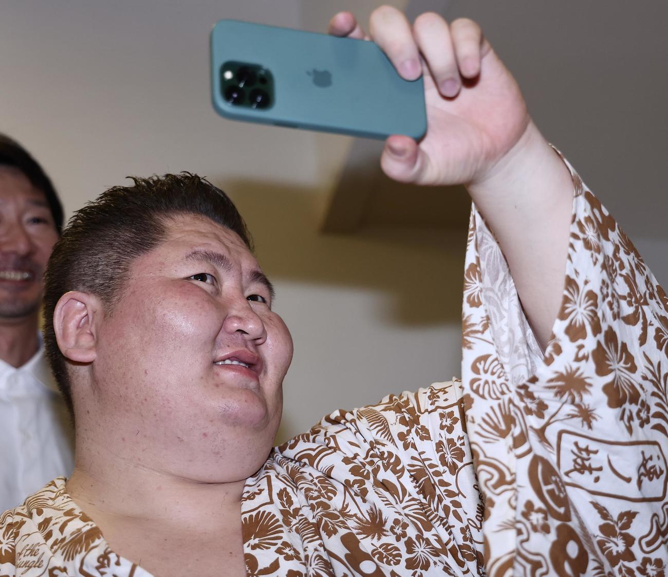 断髪式を終え、髪を整える逸ノ城（撮影・河田真司）