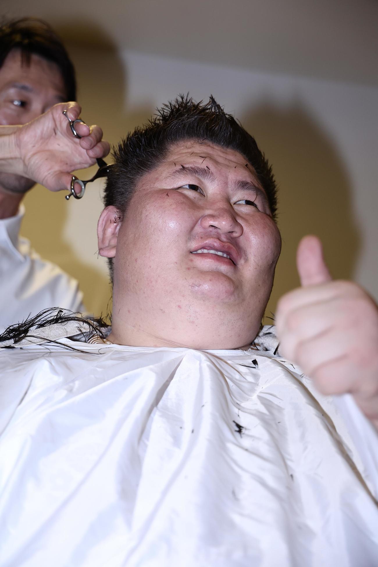 断髪式を終え、髪を整える逸ノ城（撮影・河田真司）