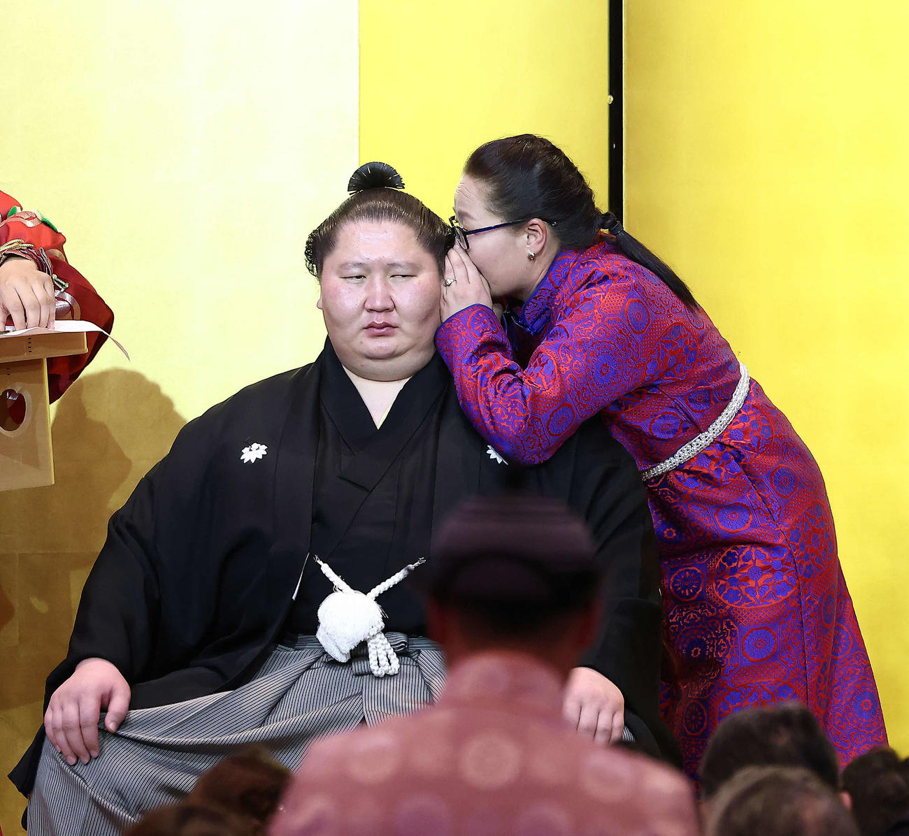 妹のツレンドラムさん（右）にはさみを入れてもらった逸ノ城（撮影・河田真司）