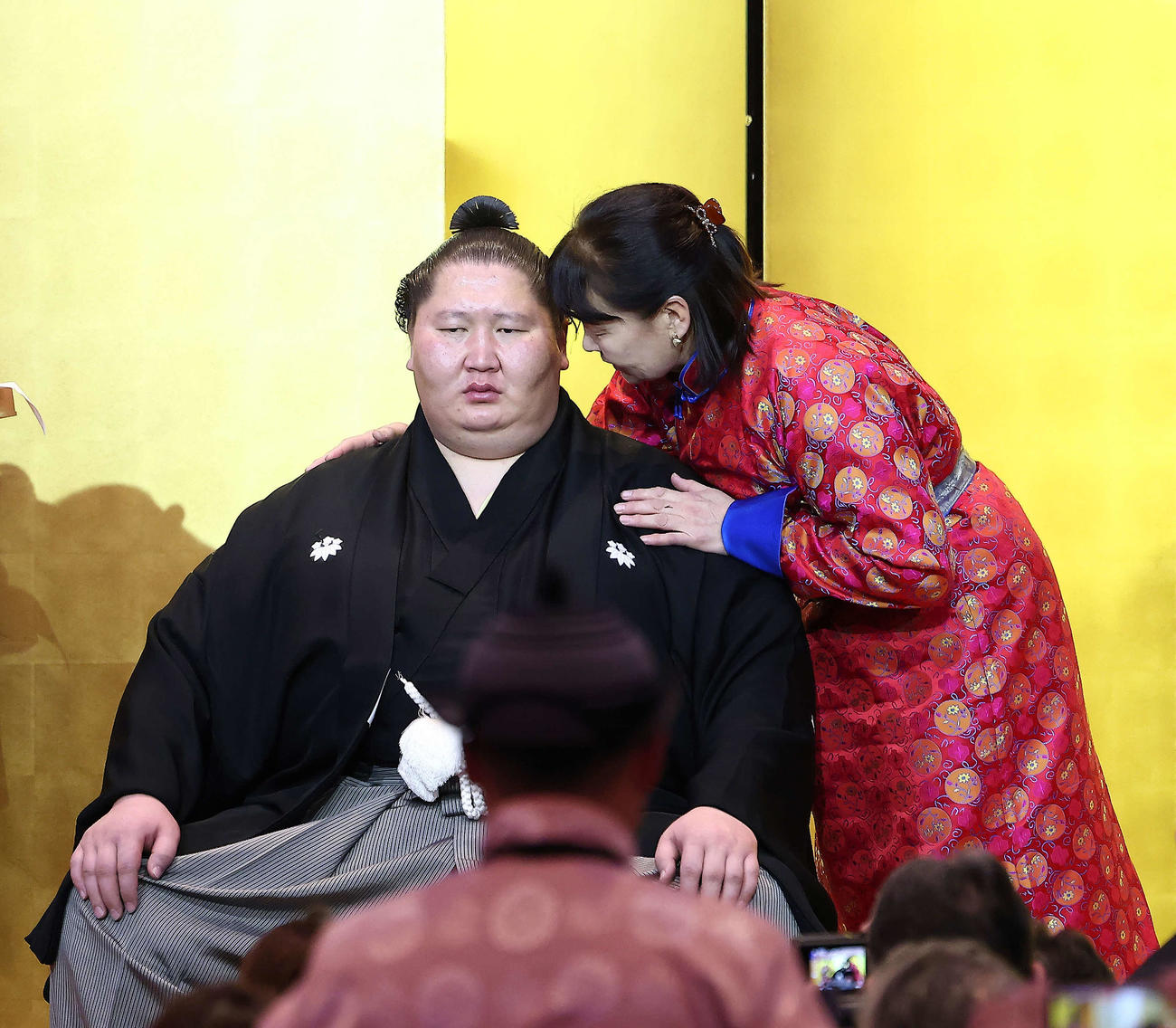 母のボロル・トーヤさんにはさみを入れてもらった逸ノ城（撮影・河田真司）