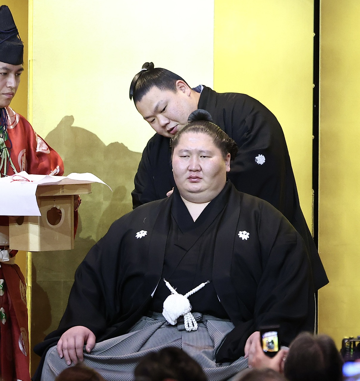 美ノ海（後方）にはさみを入れてもらう逸ノ城（撮影・河田真司）