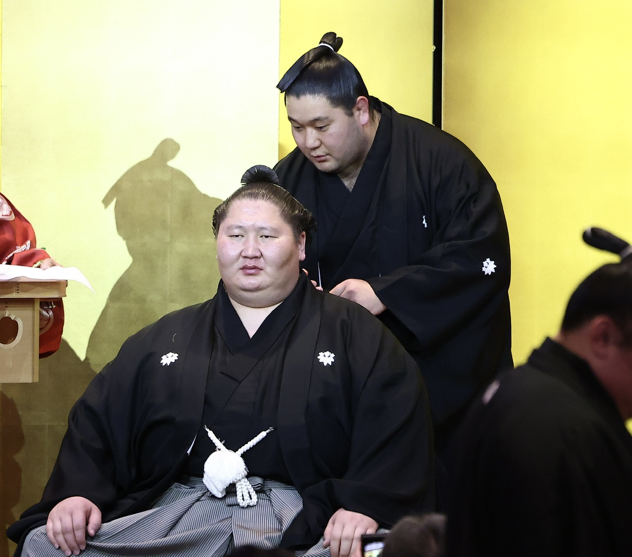 狼雅（後方）にはさみを入れてもらう逸ノ城（撮影・河田真司）