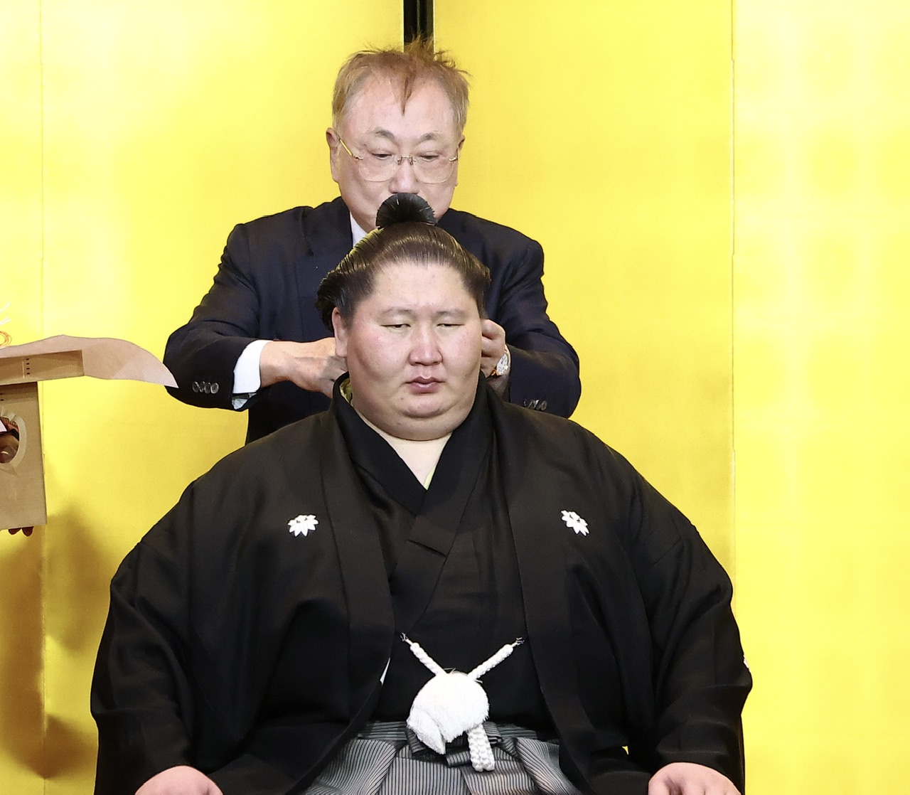 逸ノ城（手前）にはさみを入れる高須クリニックの高須院長（撮影・河田真司）