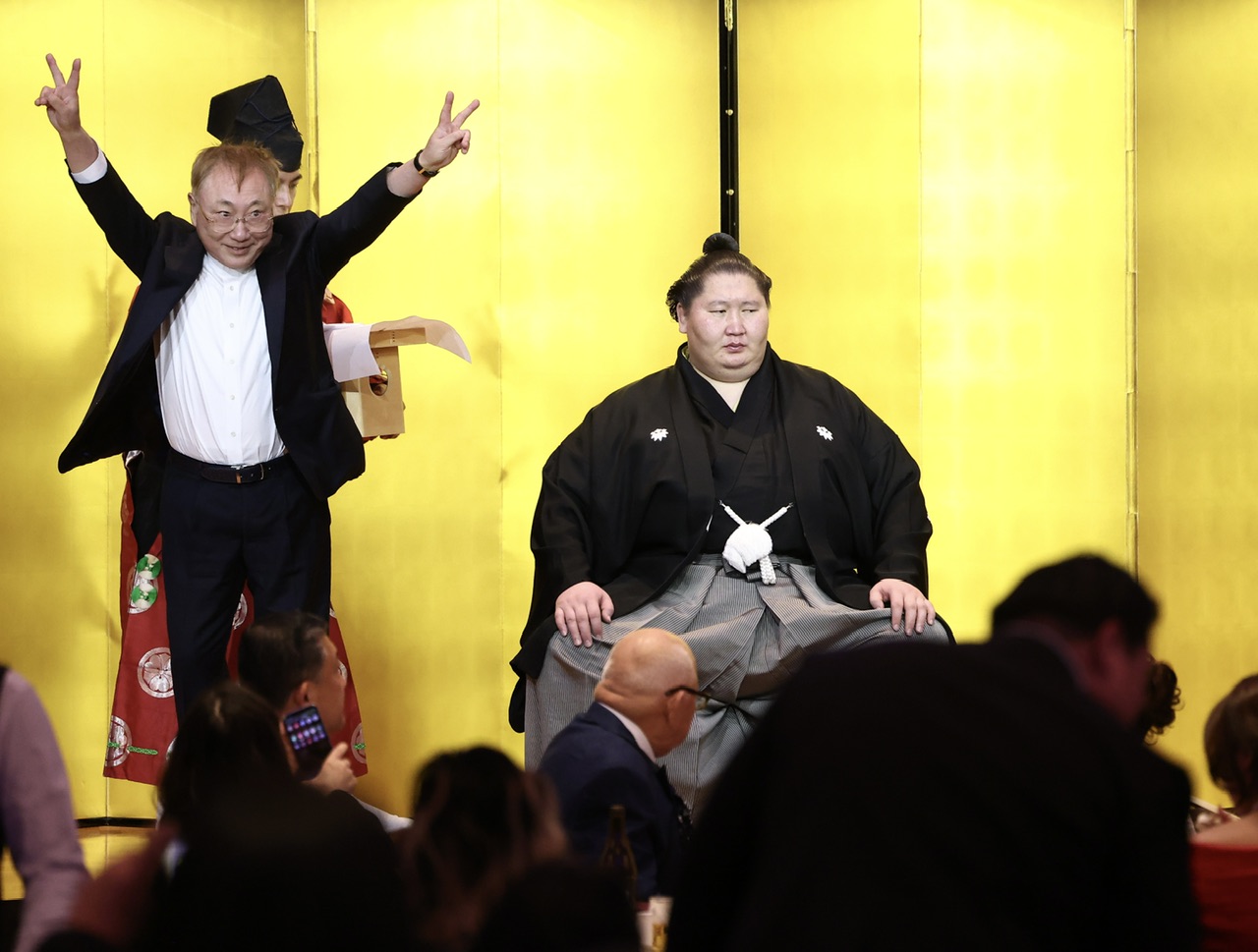 逸ノ城（右）にはさみを入れた高須クリニックの高須院長（撮影・河田真司）
