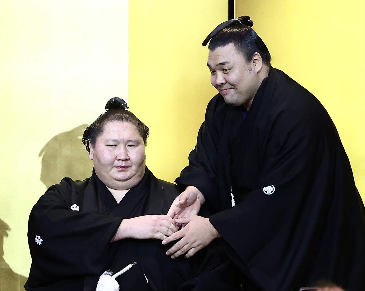 霧島（右）にはさみを入れてもらい、握手を交わす逸ノ城（撮影・河田真司）
