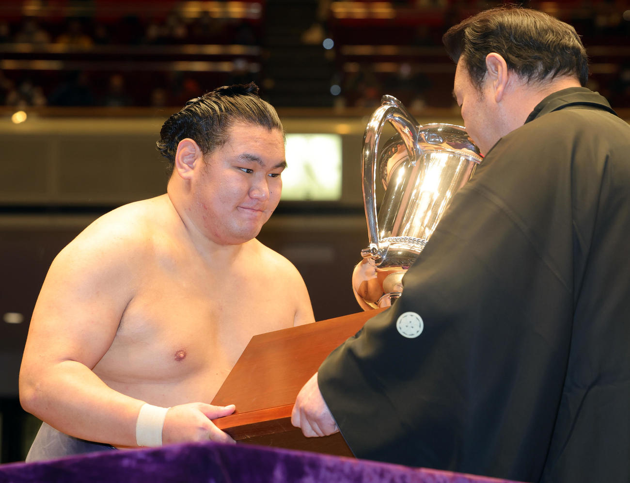 優勝杯を受け取る豊昇龍（撮影・野上伸悟）