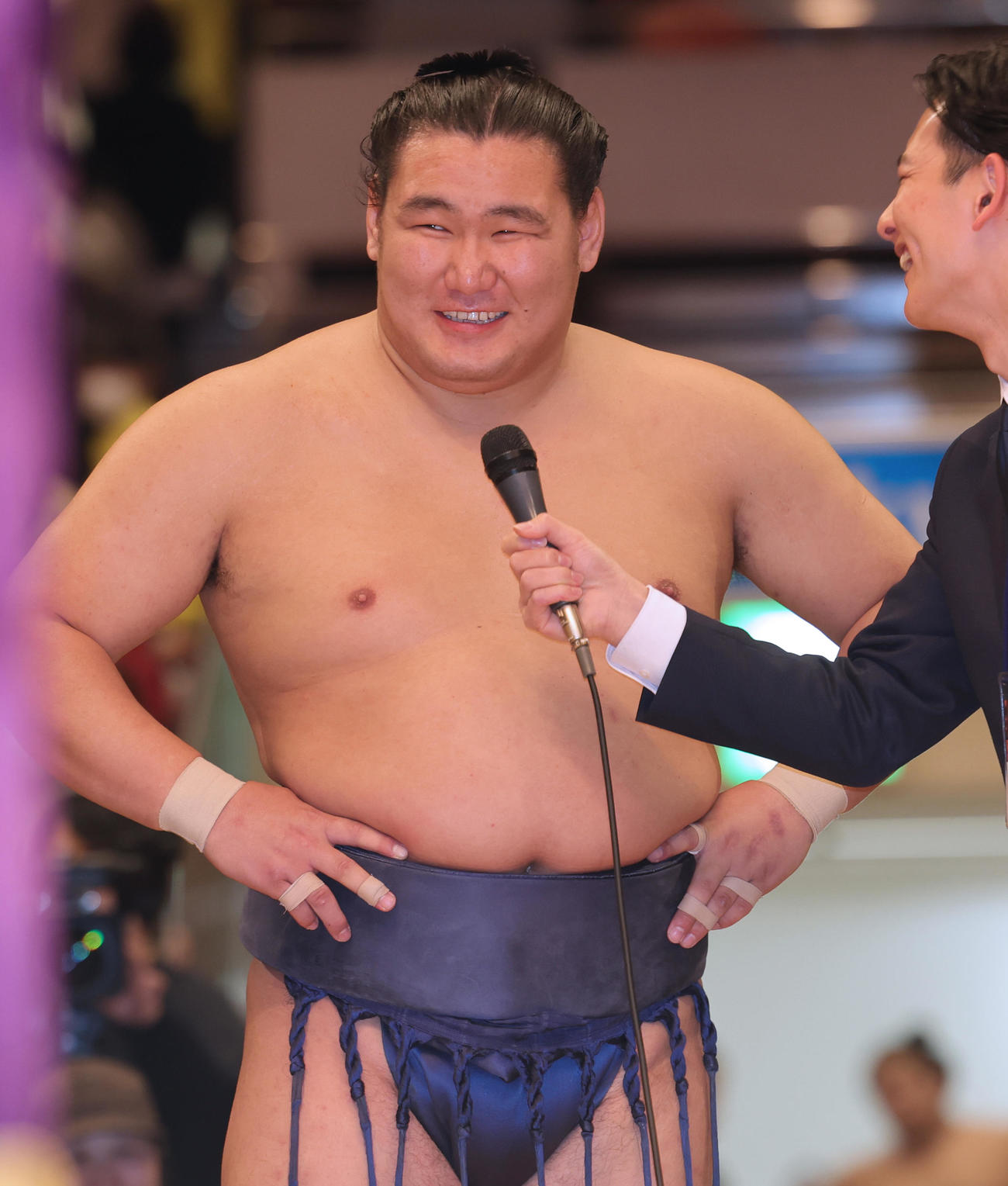優勝インタビューで笑顔を見せる豊昇龍（撮影・野上伸悟）
