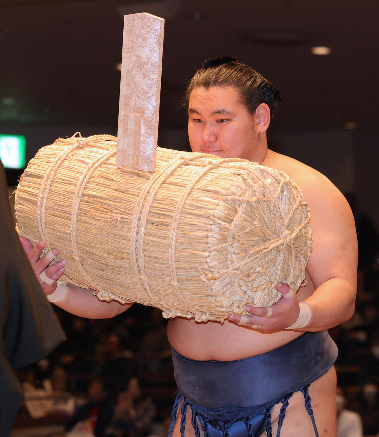優勝し米俵を受けとる豊昇龍（撮影・野上伸悟）