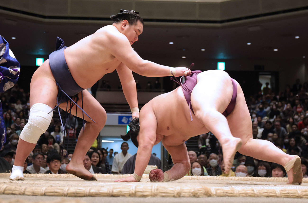 優勝決定戦で平戸海（右）を上手投げで破る豊昇龍（撮影・野上伸悟）