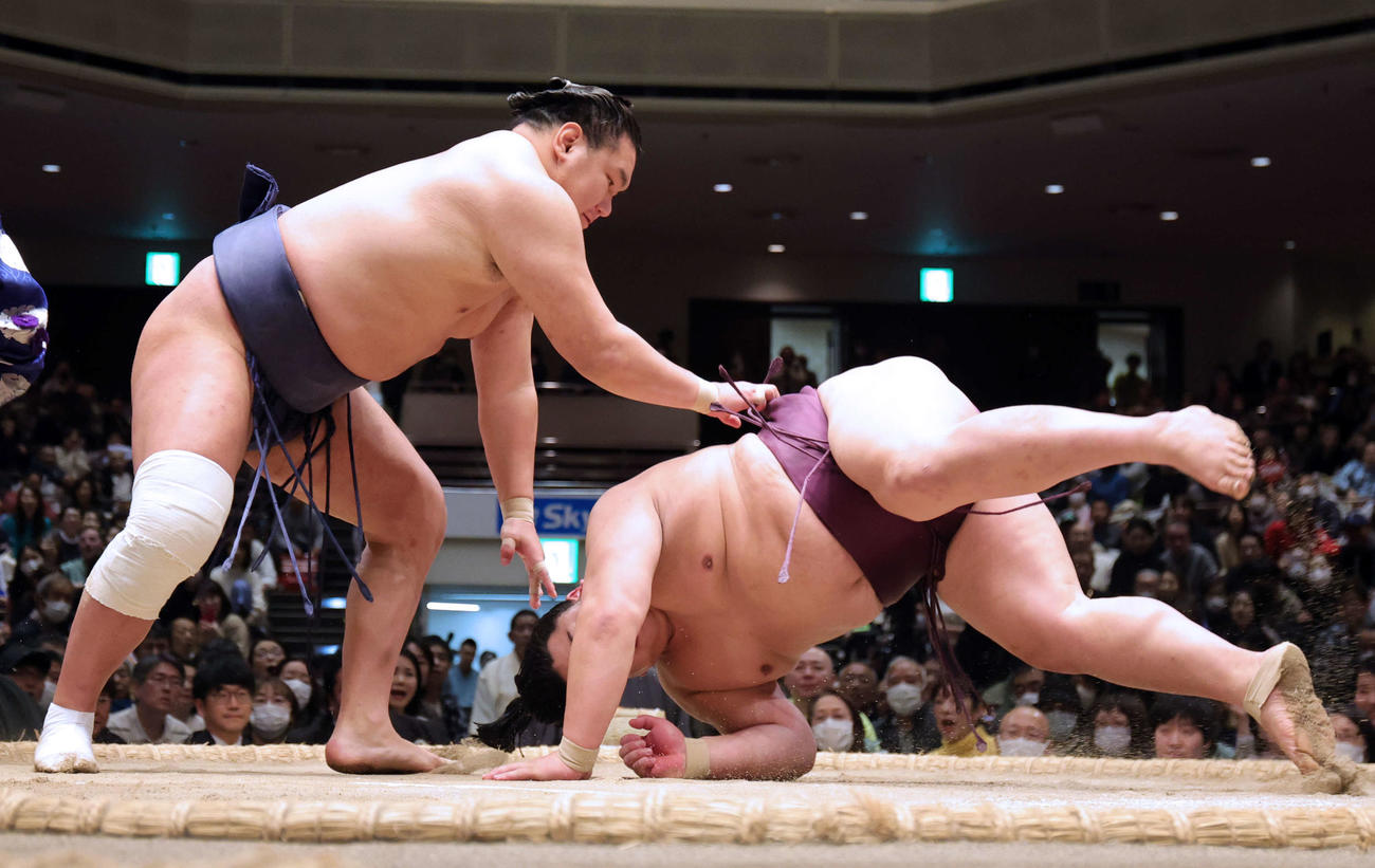 優勝決定戦で平戸海（右）を上手投げで破る豊昇龍（撮影・野上伸悟）