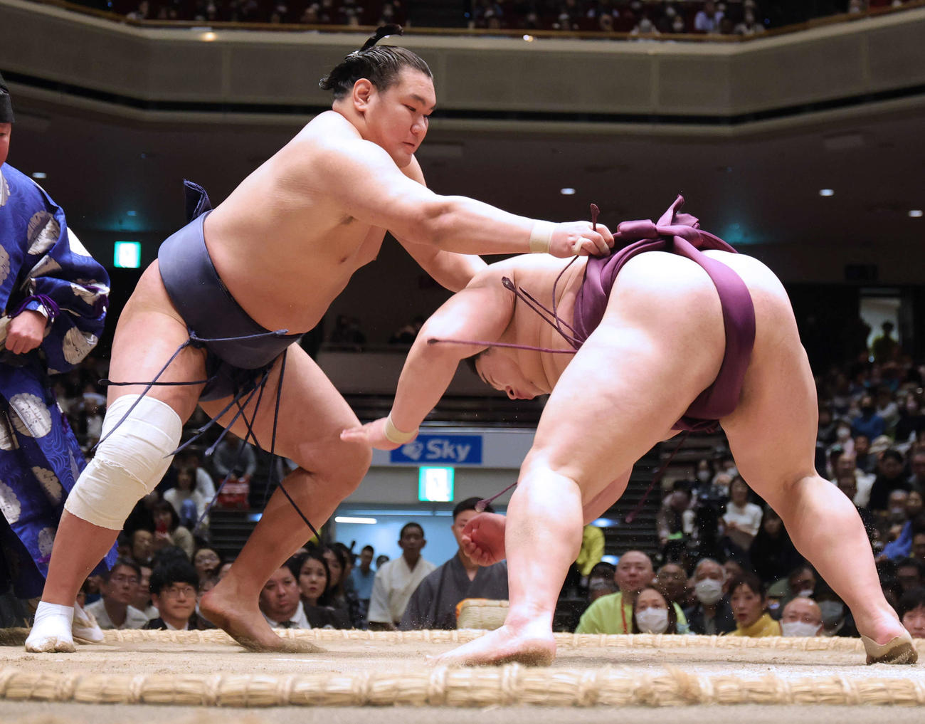 優勝決定戦で平戸海（右）を上手投げで破る豊昇龍（撮影・野上伸悟）