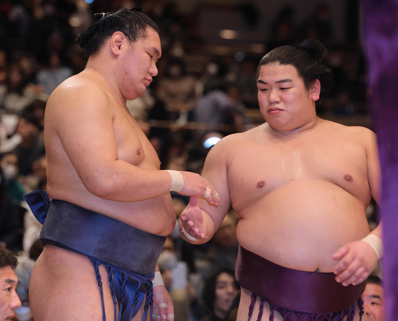 握手する優勝の豊昇龍（左）と準優勝で敢闘賞の平戸海（撮影・野上伸悟）