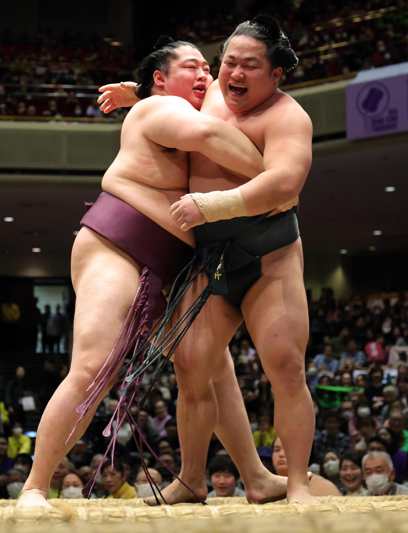 2回戦で翠富士（右）を寄り切りで破る遠藤（撮影・野上伸悟）